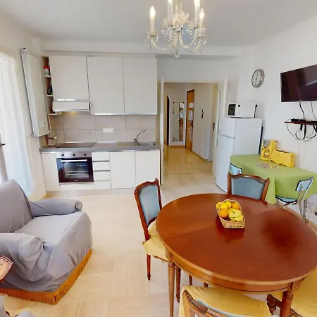 3 Pieces Avec Balcon, Apercu Mer, Calme, Proche Et Centre - - Fr-1-196-322