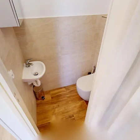 3 Pieces Avec Balcon, Apercu Mer, Calme, Proche Et Centre - - Fr-1-196-322 * Menton