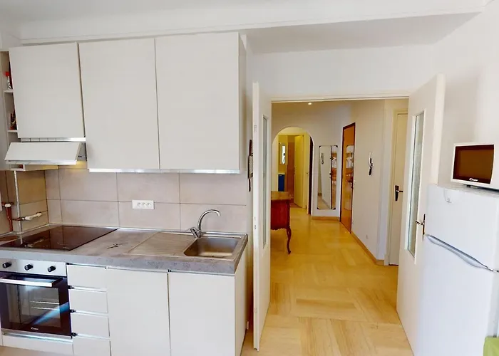 3 Pieces Avec Balcon, Apercu Mer, Calme, Proche Et Centre - - Fr-1-196-322 *